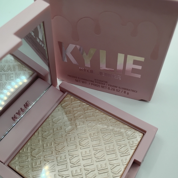 Kylie Jenner Pressed Illuminating Kylighter (ICE ME OUT-020) - Picture 3 of 4